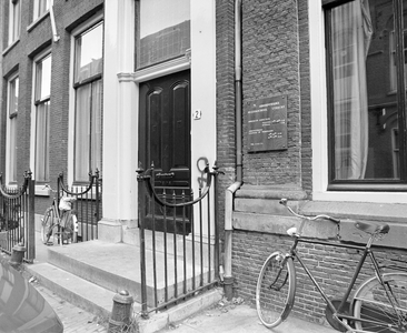 880801 Gezicht op de ondergevel van het pand van de Gemeentelijke Muziekschool (Lange Nieuwstraat 2) te Utrecht.